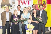 Gruppenbild mit Sportlern: Eberhard Werner (LSB), Julia Feist, Tim Grohmann, Lisa Liebert, OB Klaus M�ttig, Jens Kruppa, Sandy Hoffmann, Kultusminister Roland W�ller (v.l.). Vorn: Jannis Kirsch. Foto: Eric M�nch